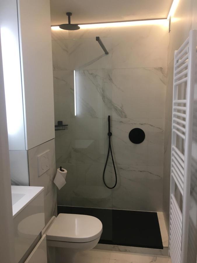 Studio 4 Pers Met Frontaal Zeezicht & Prive Zwembad Oostende 外观 照片